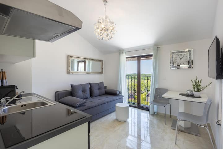 Dolce Vita Apartment 3 With Heated Shared Pool - Poreč
