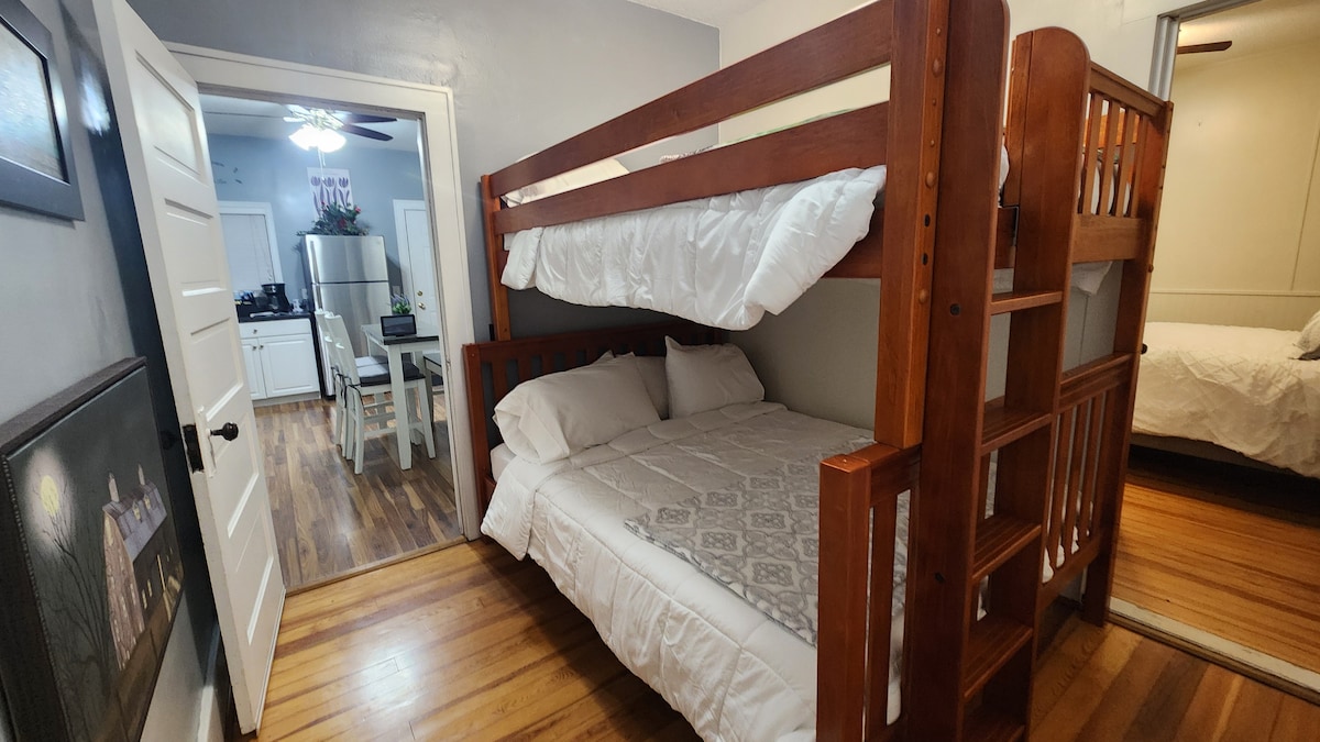 Baadhi ya vitanda vya ghorofa vinaweza kuwa vya michoro kidogo lakini si hii! Ghorofa ya chini ni malkia, na sehemu ya juu ni ukubwa kamili wa xl. Labda hutaihitaji, lakini kila ghorofa imeimarishwa na inaweza kushikilia hadi lbs 800. Chumba cha kulala kina kabati la kuingia lenye viango na rafu.