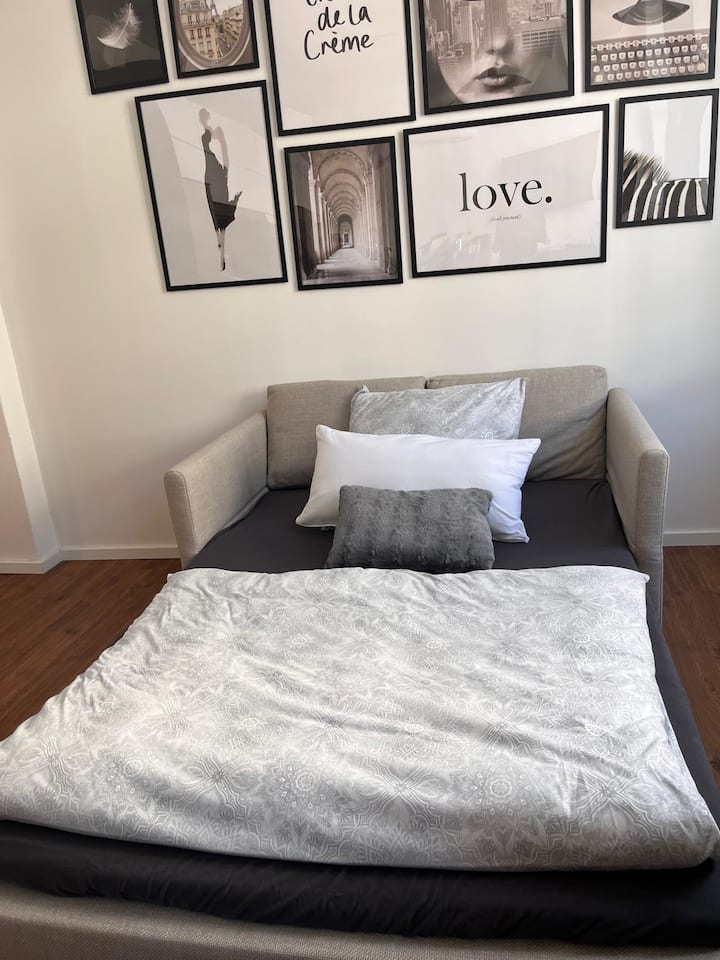 Schlafsofa vorbereitet - Breite 140 cm - Schlafsofa steht im Essbereich