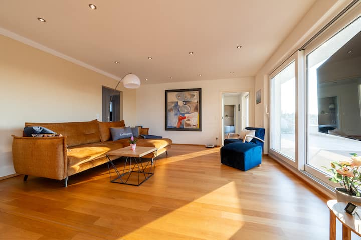 Großzügiges Wohnzimmer 