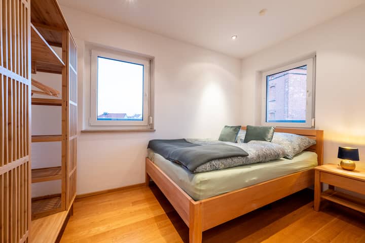 drittes Schlafzimmer mit Bett in 1,60 x 200 