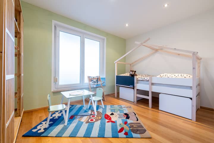 komplett eingerichtetes Kinderzimmer