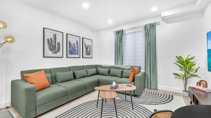 New Build 2 Bd / 2 Bath W Garage - London