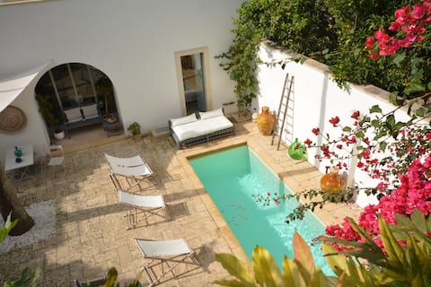 Villa with pool and spa in the center near the sea