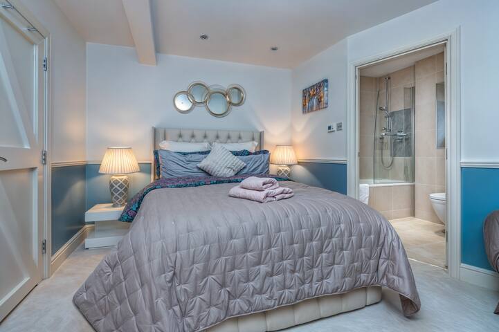 Gorgeous 4Bed Mews House With Large Roof terrace gallery image 4