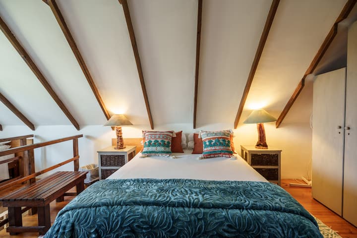 小屋，楼上卧室，双人床