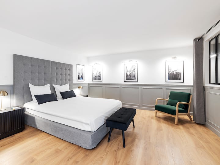 KA: მე-4 საძინებელი დაბლა, სააბაზანოთი და კონდიციონერით. Ოთახი ფანჯრის გარეშე, რომელიც იხსნება გარედან / FR: მეოთხე საძინებელი ქვედა სართულზე, სააბაზანოთი და კონდიციონერით. Ფანჯრის გარეშე ოთახი გარედან იხსნება