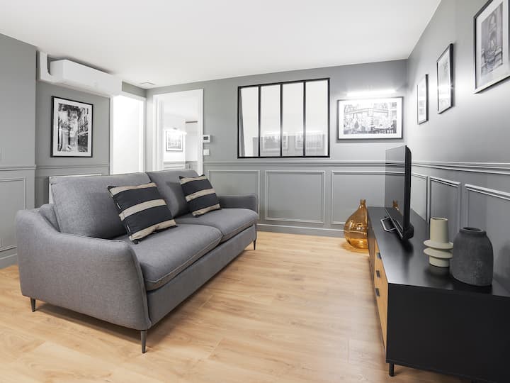 KA: ტელევიზორის ოთახი დაბლა, რომელშიც არის 1 ორადგილიანი გასაშლელი დივანი და 1 სმარტ-ტელევიზორი. Ოთახი გარედან ფანჯრის გარეშე/ FR: ტელევიზორის ოთახი ქვედა სართულზე, აღჭურვილია 1 ორადგილიანი გასაშლელი დივნითა და 1 სმარტ-ტელევიზორით. Ფანჯრის გარეშე ოთახი გარედან იხსნება