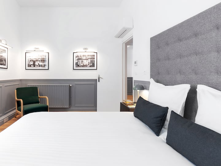 KA: მესამე საძინებელი ორადგილიანი საწოლით, თეთრეულითა და კონდიციონერით / FR: მესამე საძინებელი ორადგილიანი საწოლით, თეთრეულითა და კონდიციონერით