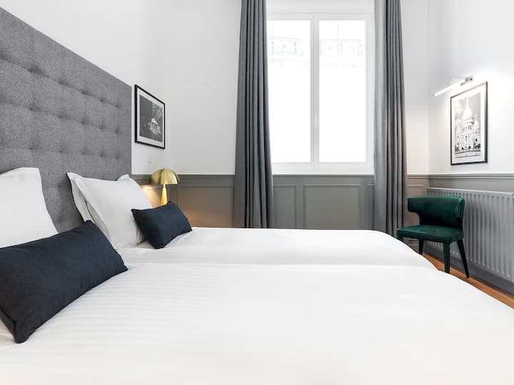 KA: მეორე საძინებელი 2 ერთადგილიანი საწოლით, თეთრეულითა და კონდიციონერით / FR: მეორე საძინებელი 2 ერთადგილიანი საწოლით, თეთრეულითა და კონდიციონერით