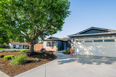 The Valley Oak | Sunroom • Office • Dog Friendly