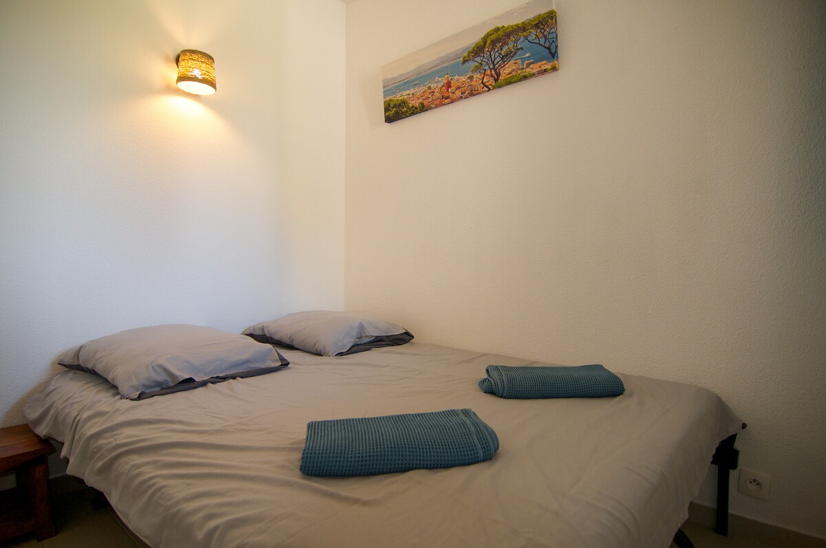 חדר שינה עם מיטה זוגית