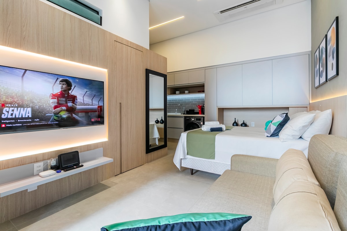 Geïntegreerde kamer met 50 Pol-tv en slaapbank.