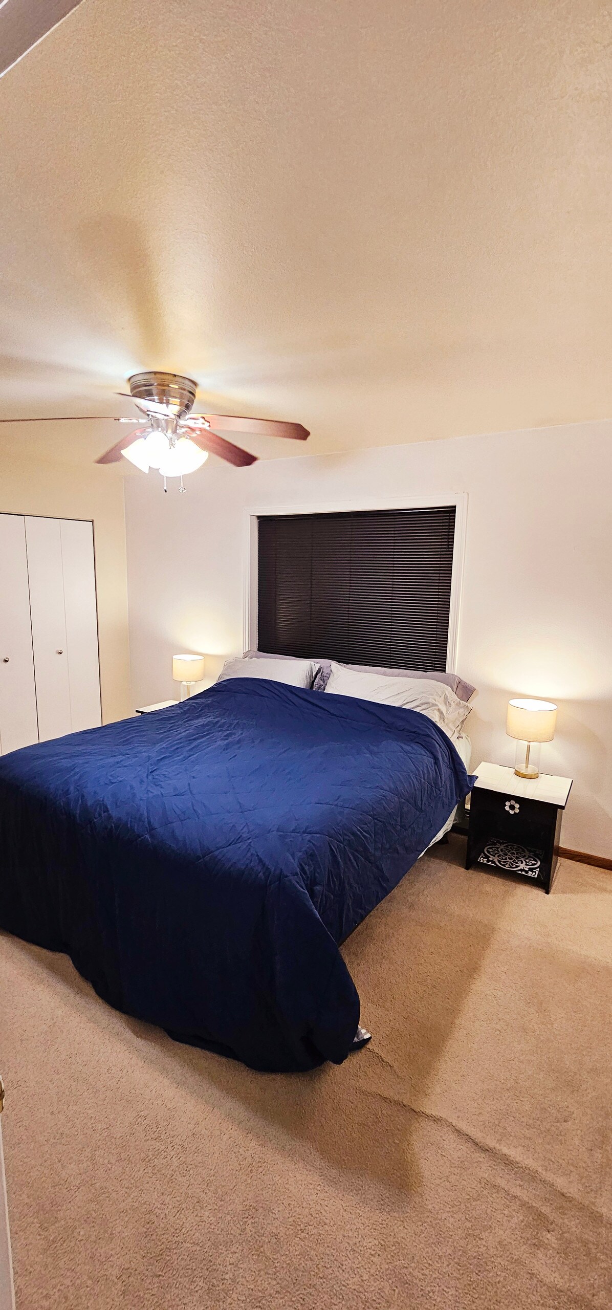 سرير كينج وطاولات جانبية ومروحة سقف وتلفزيون مع جهاز Google Chromecast وخزانة ملابس وخزانتين وحمام داخلي خاص مع حوض استحمام