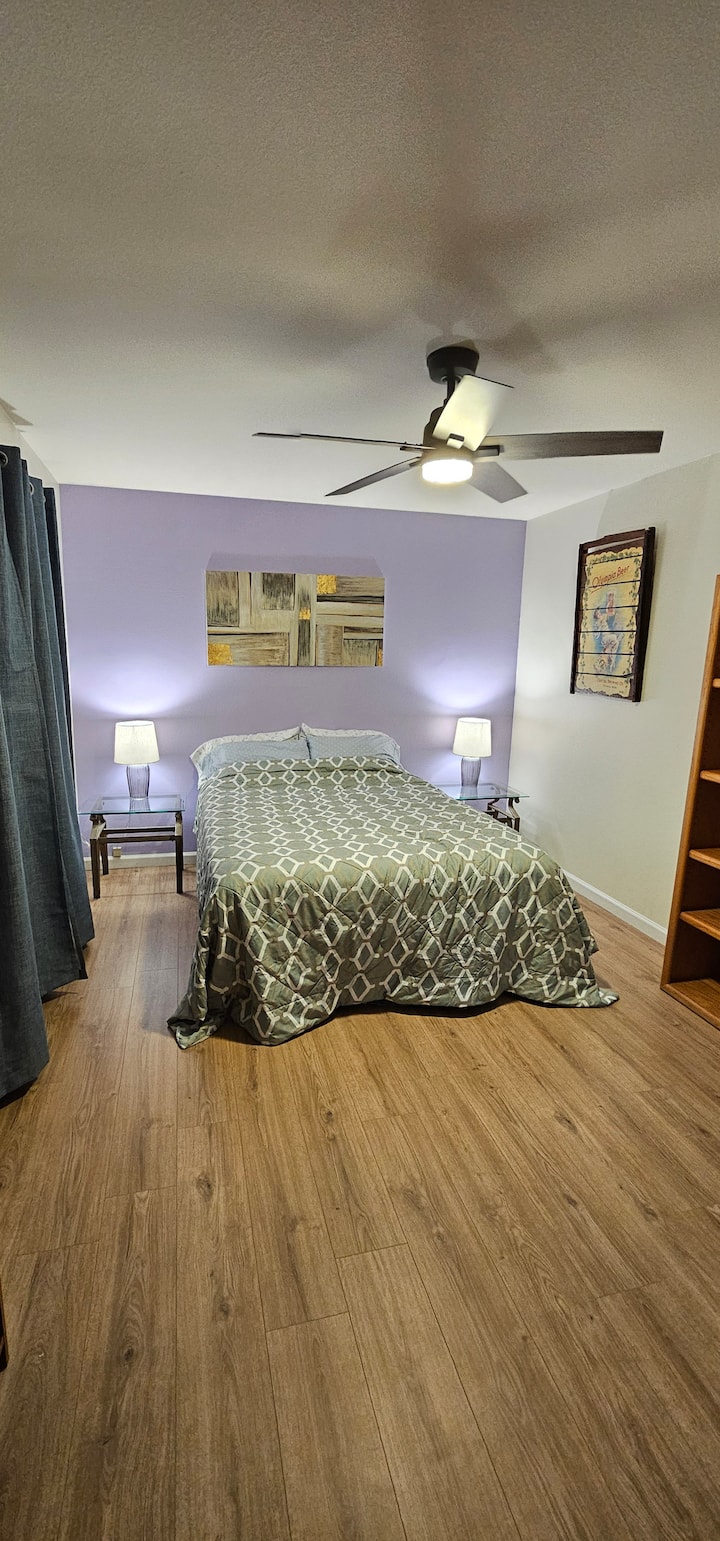 Двойно легло, вентилатор на тавана, завеси за затъмняване на стаята, нощни шкафчета 