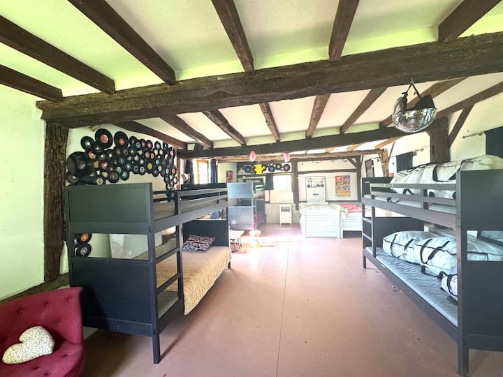 צמוד לבניין לבני נוער. 8 מיטות לילדים ומשחקים.