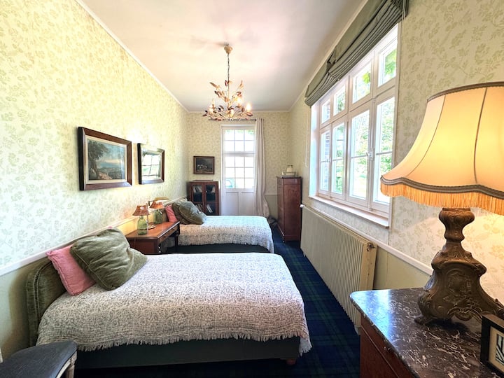 חדר שינה בקומת הקרקע עם חדר רחצה צמוד (מקלחת ושירותים)