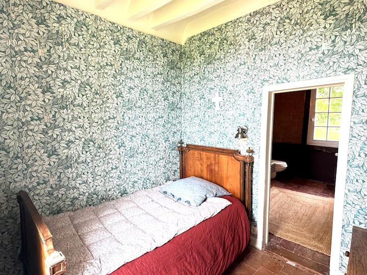 חדר שינה בקומה הראשונה (אגף שמאל) עם חדר רחצה צמוד (אמבטיה ושירותים).