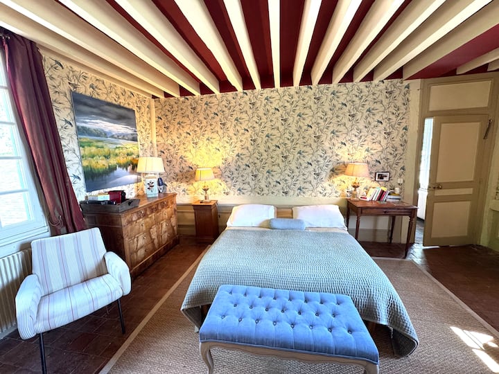 חדר בקומה השנייה (האגף הימני) מעוצב בטוב טעם. חדר רחצה צמוד (אמבטיה ושירותים) שנפתח לחדר שינה אחר עם מיטת יחיד אחת.