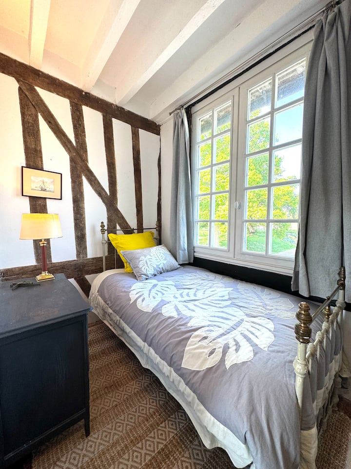 חדר נגיש בגרם המדרגות של האחוזה.