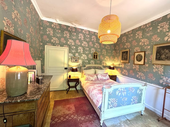 חדר שינה בקומת הקרקע עם חדר רחצה צמוד (מקלחת ושירותים)