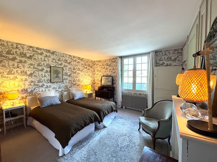 חדר שינה בקומה הראשונה (אגף שמאל) עם חדר רחצה צמוד (אמבטיה ושירותים).