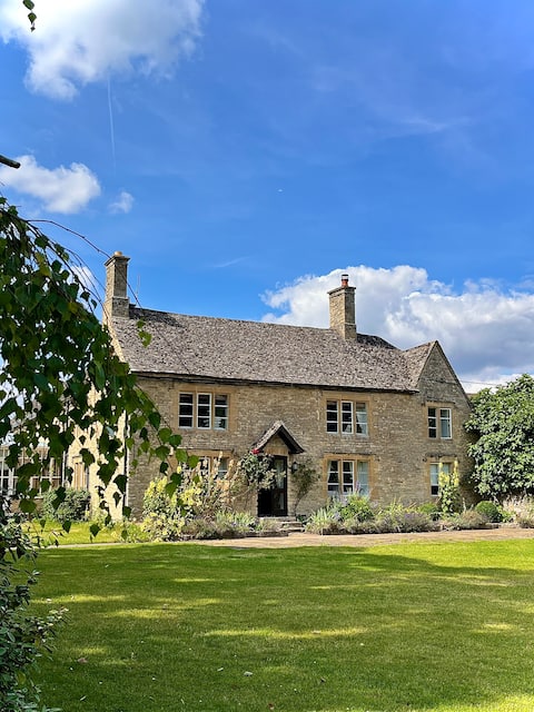 22 Bed Farmhouse on the edge of the Cotswolds