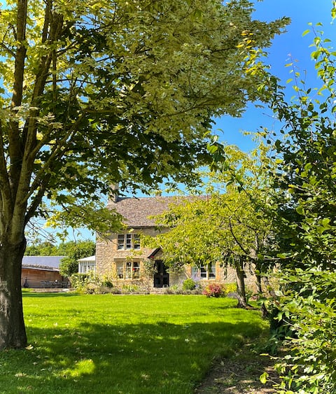 Listed Farmhouse on the edge of the Cotswolds