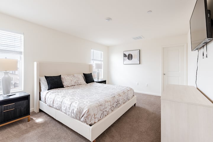 King master bedroom with its ensuite bathroom and walking closet.