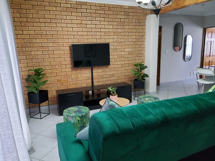 Luxury 1-bed, Bright & Spacious - Johannesburg South