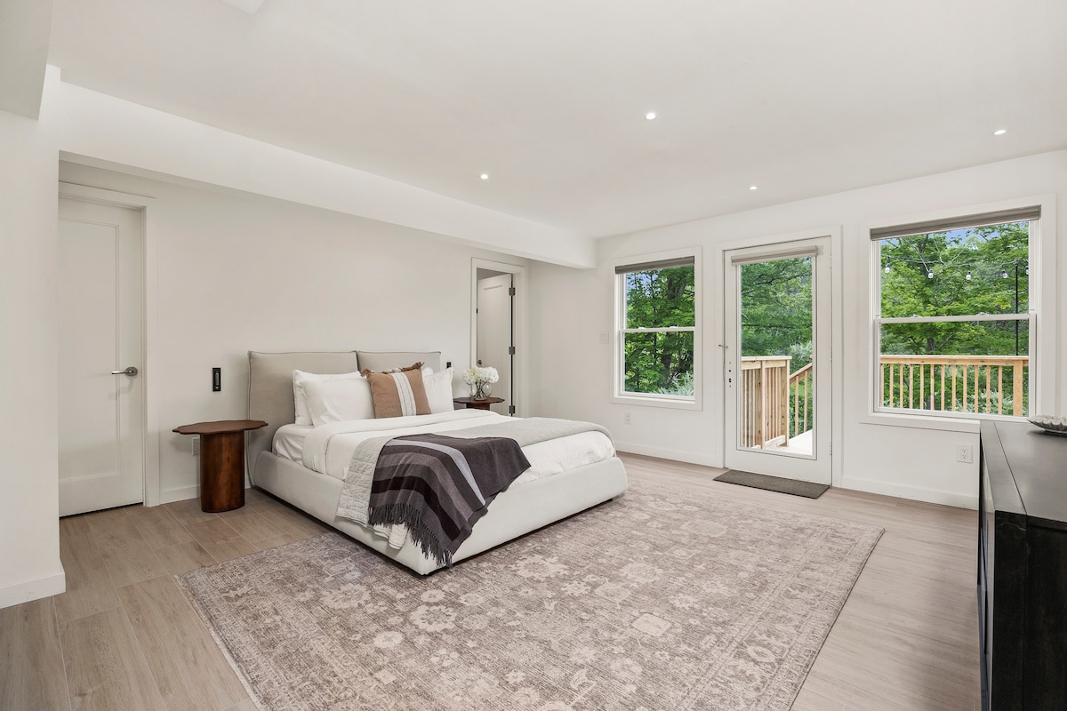 חדר שינה זוגי עם חדר רחצה צמוד.