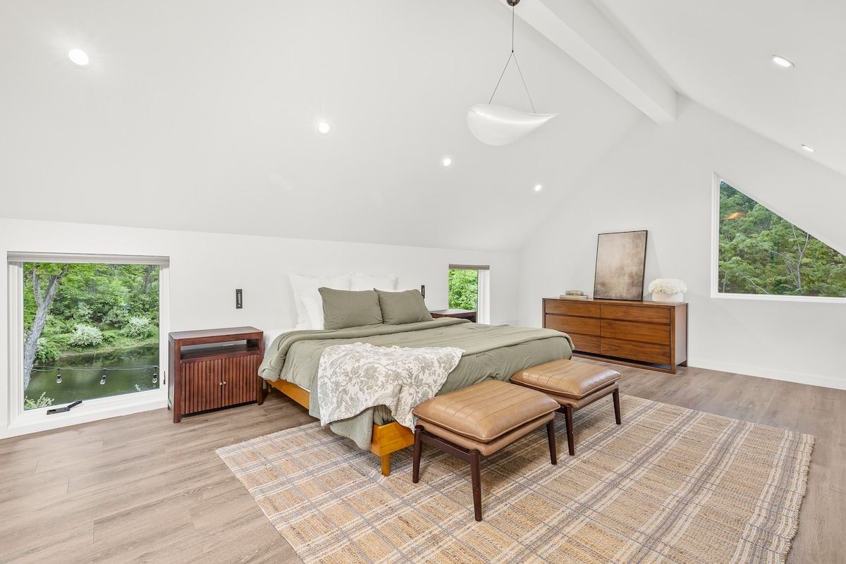 חדר שינה קינג עם חדר רחצה צמוד.