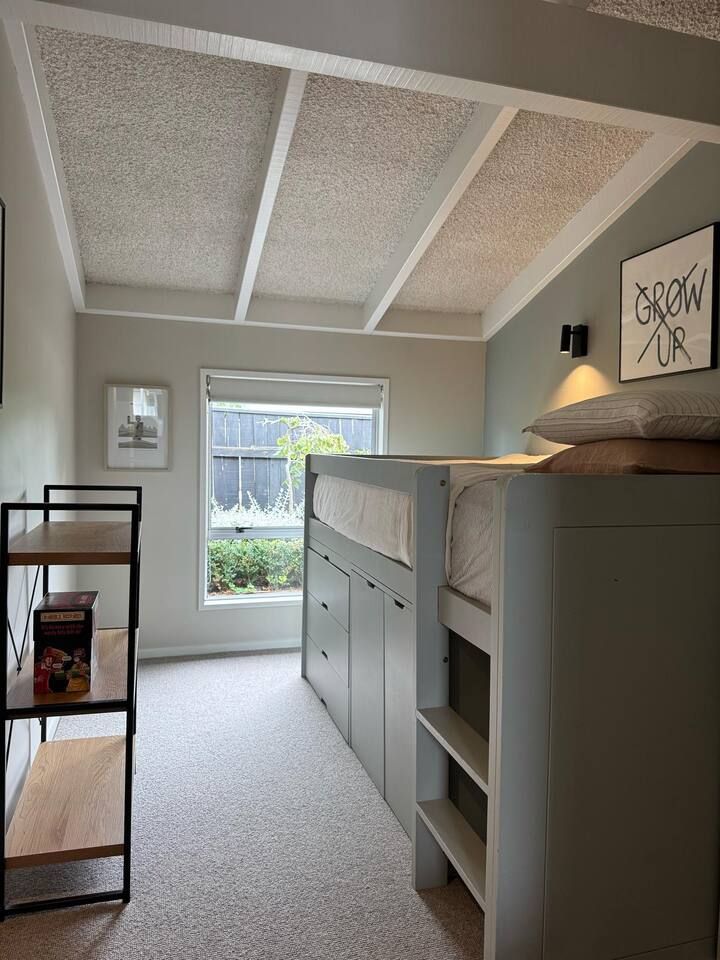 เตียงกัปตัน/เตียงเดี่ยวคิงไซส์พร้อมที่เก็บของด้านล่างและโต๊ะทำงานแบบดึงออกได้ 