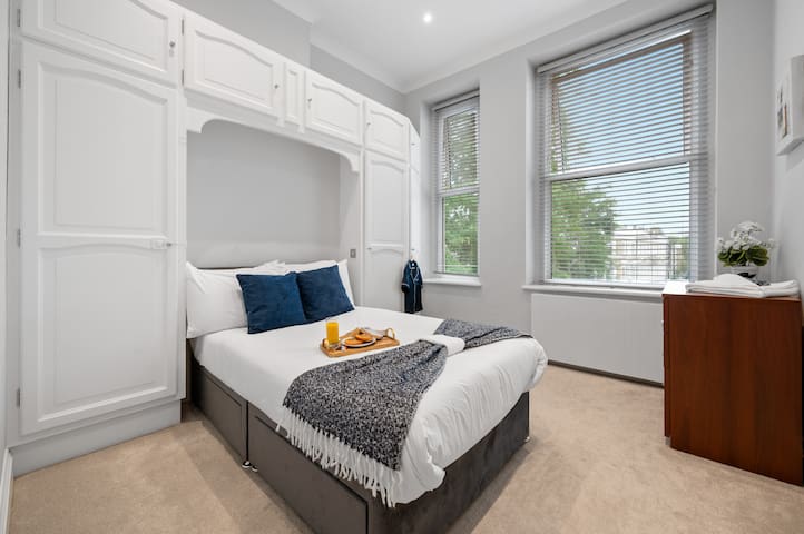 Excellent Central London Base by Station