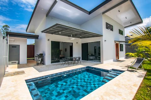 5 min walk to Uvita beach, pool, 3 bdr, AC!