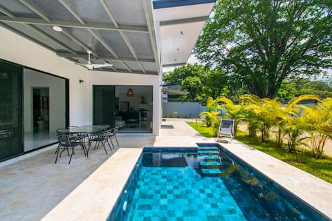 5 min walk to Uvita beach, pool, 3 bdr, AC!