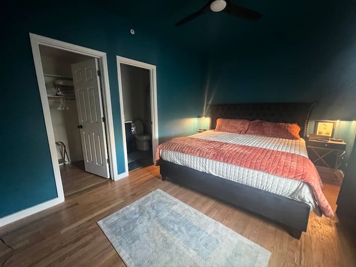 חדר שינה ראשי  
* מזרן קינג 14 אינץ' מהשורה הראשונה 
* COZ, מצעים ושמיכות מהשורה הראשונה
*  שידות לילה
*  מאוורר תקרה עם שלט רחוק
* טלוויזיה חכמה 65 אינץ'
*  שידה
* חדר ארונות
* ראשי
* חדר רחצה מלא עם נורית LED למראה