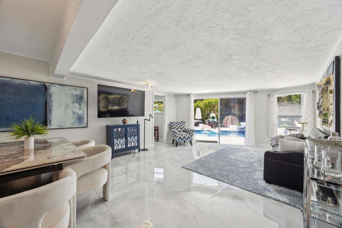 Modern Lounge for Relaxation
Sleek, comfortable seating area with soft neutral tones, bold accent furniture, and curated artwork—perfect for unwinding with a movie or enjoying natural light.