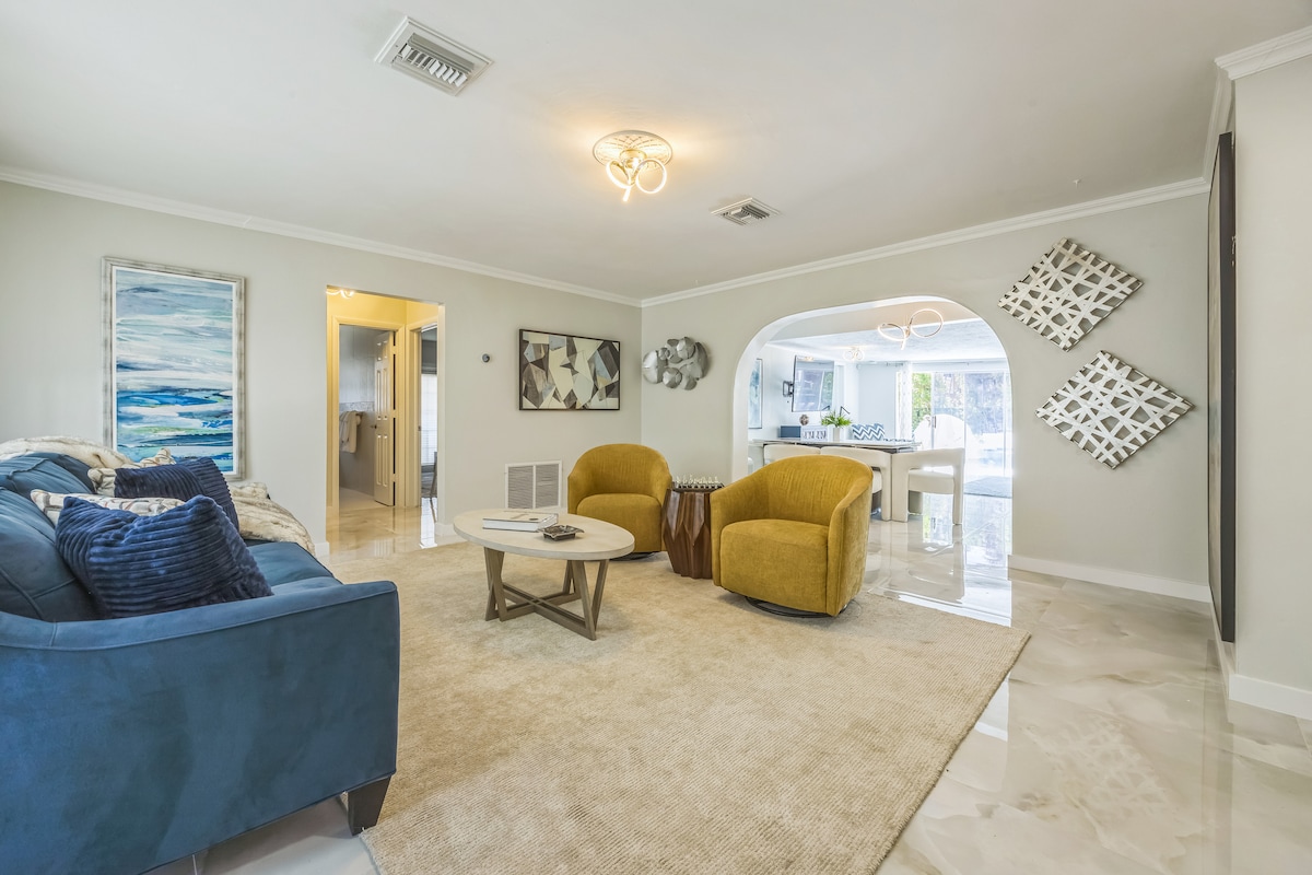 Elegant Entrance Lounge – Comfort Meets Style

Enter a chic lounge with velvet seating, golden chairs, glossy floors, and coastal art. Bright, stylish, and relaxing—perfect for your morning coffee or a warm welcome into paradise.