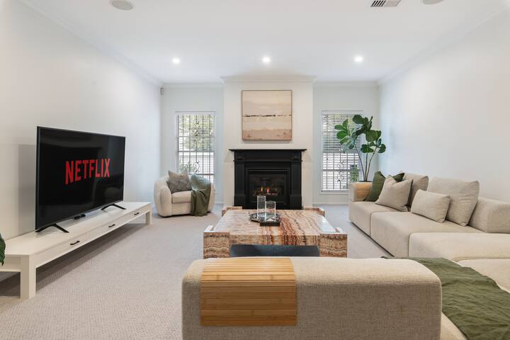 NEW! MaisonMarie: Cinebar Getaway 4Bedroom 2.5bath gallery image 3