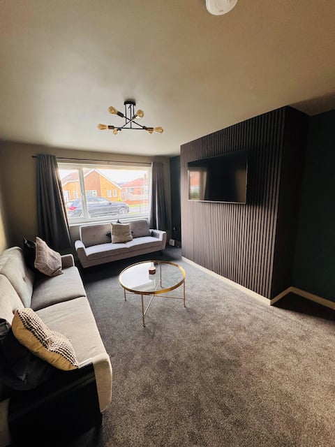 Popular Airbnb listing: Modern 3-Bed Home, All Rooms En-Suite in West Lindsey