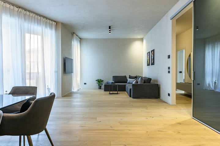 [Luxury Apt Essence]: 2 Rooms, 2 bath, Wi-Fi