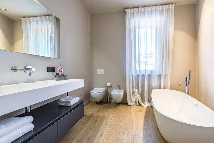 [Luxury Apt Essence]: 2 Rooms, 2 bath, Wi-Fi gallery image 4