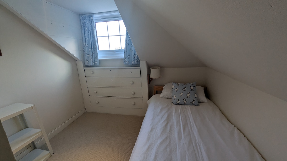 Spavaća soba na drugom katu s jednostrukim krevetom. Prozor je okrenut prema istoku.