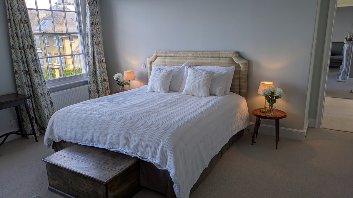 Kraljevski krevet i dva velika prozora s prekrasnim pogledom na Solent (okrenuti prema sjeveru)