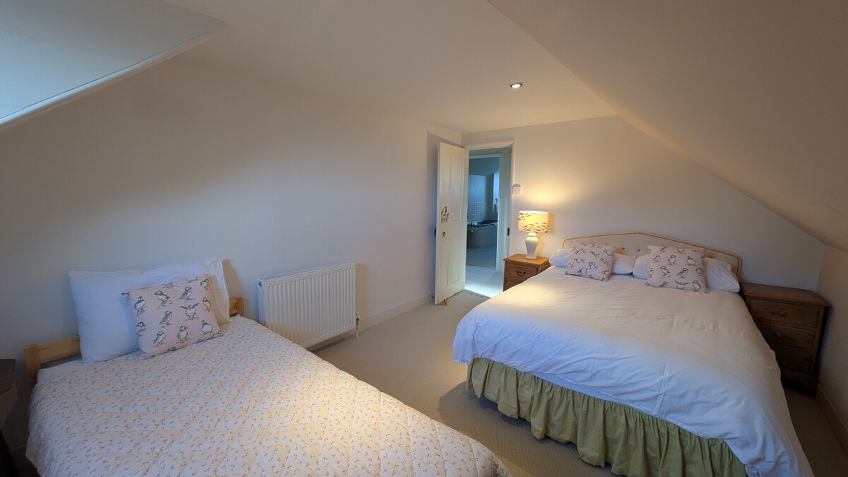 Spavaća soba na drugom katu s bračnim i jednostrukim krevetom. Prozor je okrenut prema istoku.