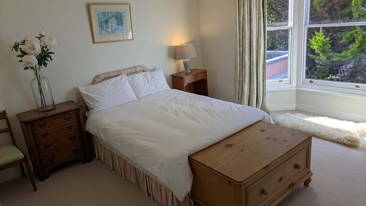 Bračni krevet s prozorom koji gleda prema zapadu