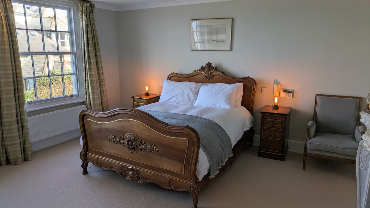 Bračni krevet (s vlastitom kupaonicom) i dva velika prozora s prekrasnim pogledom na Solent (okrenuti prema sjeveru)