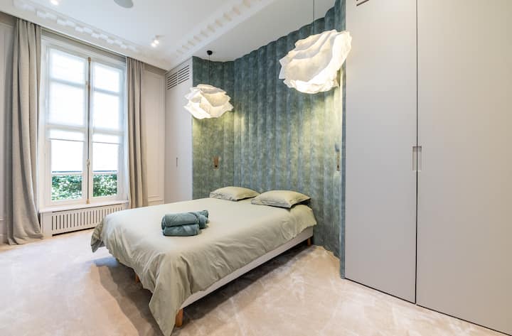 Habitación con almacenamiento integrado y una puerta que da acceso directo al baño compartido con la habitación número 3.