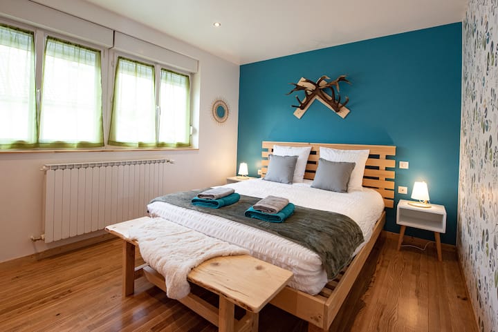 Chambre nordique, aux tons bleus, verts et blanc, sans oublier le bois clair. Parquet au sol.
Lit queen size (160 par 200cm) avec draps linvosges.
Mobilier fait par nos soins. Espace de rangement, chargeur USB à chaque tête de lit.